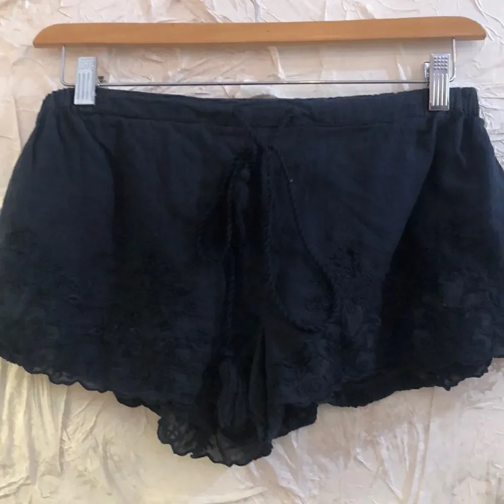 Star Mela Navy cotton embroidered lace shorts. L